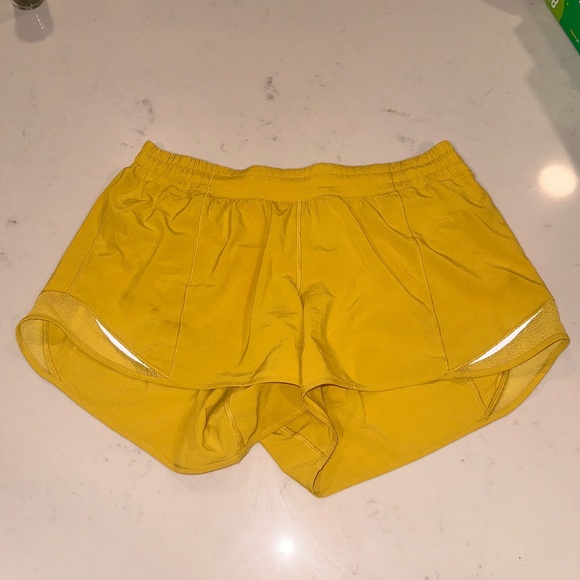 Lululemon Hotty Hot 2.5in - yellow serpentine - Picture 1 of 1